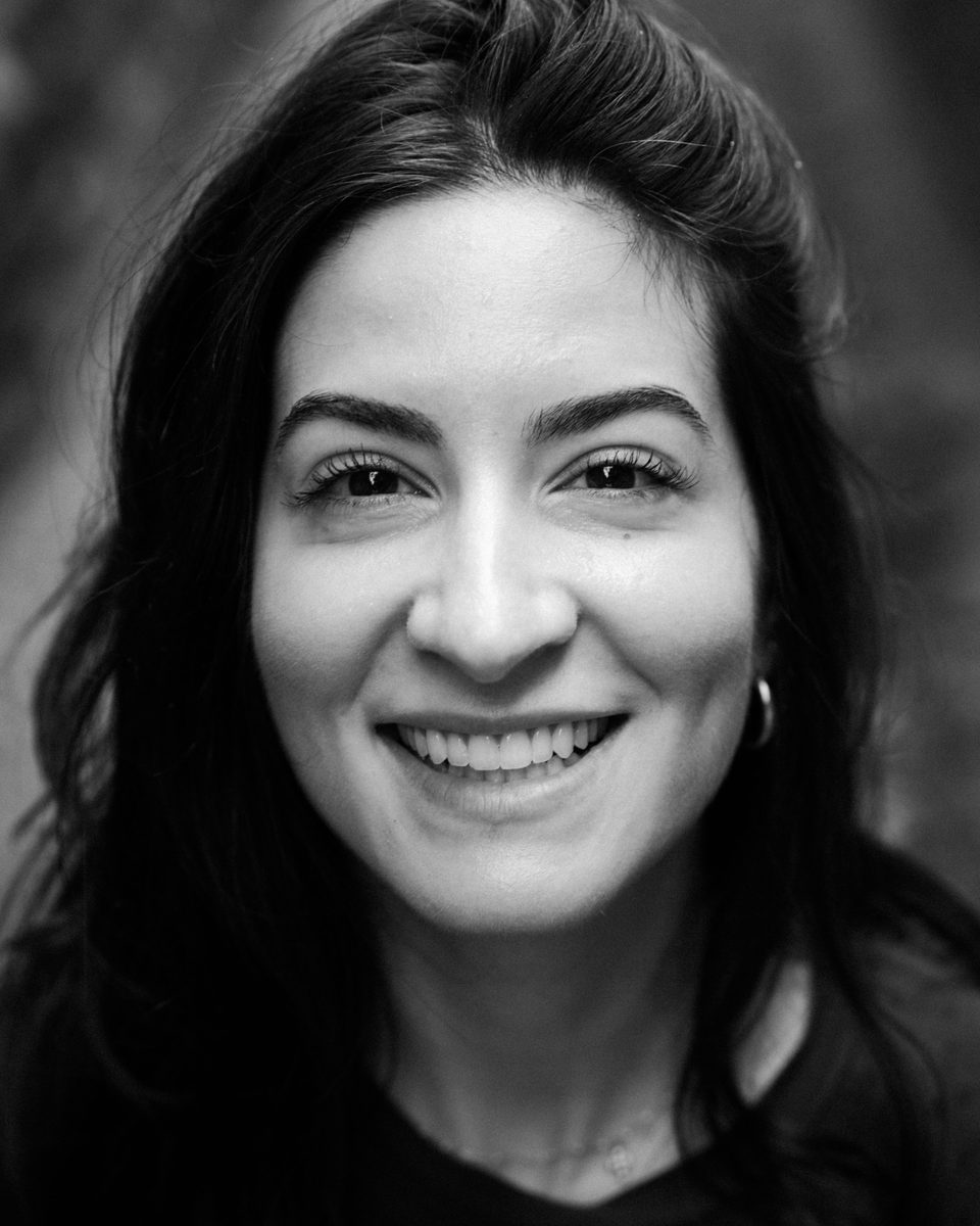 Portrait noir et blanc d'Estelle, sourire face à l'objectif