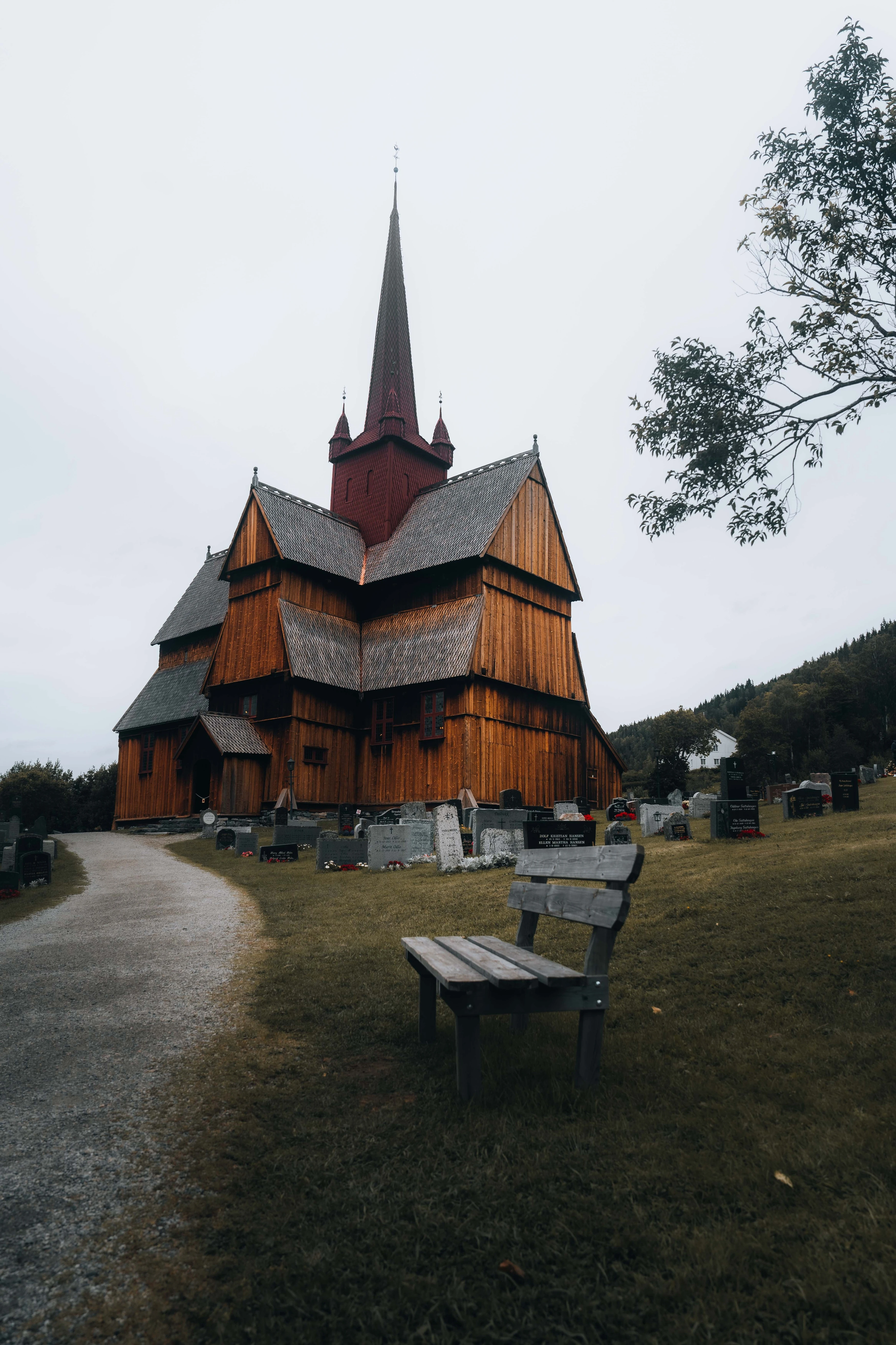 Le banc devant l'église en bois